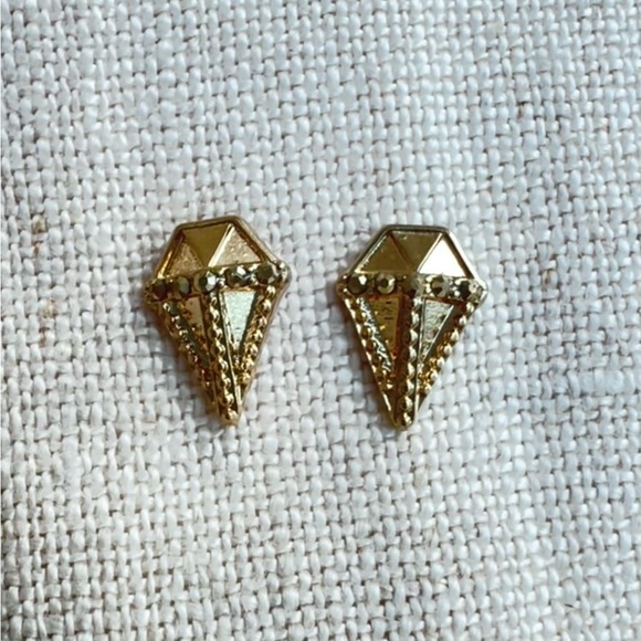 Dainty vintage gold chain and pendant with matching stud earrings - Picture 3 of 12